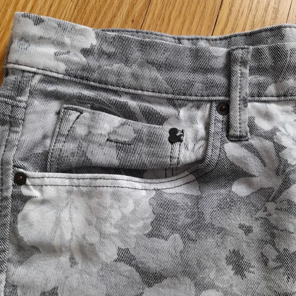 H&M Floral Denim Shorts Size 8 - Picture 3 of 10